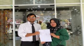 Siti Nurzahra Lijama didampingi kuasa hukumnya dari LBH-R, Firmansyah C. Rasyid, saat mengajukan surat pengaduan dugaan pelanggaran perlindungan konsumen terhadap WOM Finance ke Otoritas Jasa Keuangan di Palu, Selasa (19/5/2026).