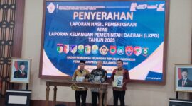 Bupati Tojo Una-Una, Ilham Lawidu, didampingi Ketua DPRD Gusnar A. Suleman menerima Laporan Hasil Pemeriksaan (LHP) LKPD Tahun Anggaran 2025 dari Kepala BPK RI Perwakilan Sulawesi Tengah, I Putu Wisudhantara, di Palu, Selasa (26/5/2026).
