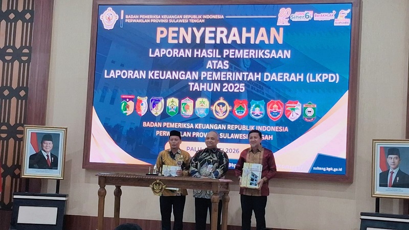 Bupati Tojo Una-Una, Ilham Lawidu, didampingi Ketua DPRD Gusnar A. Suleman menerima Laporan Hasil Pemeriksaan (LHP) LKPD Tahun Anggaran 2025 dari Kepala BPK RI Perwakilan Sulawesi Tengah, I Putu Wisudhantara, di Palu, Selasa (26/5/2026).