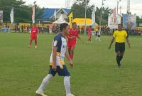 Bupati Ilham Lawidu, membuka dan memperkuat Dillah Grup FC di babak pertama laga pembuka Turnamen Sepak Bola Piala Gubernur Sulawesi Tengah, Berani Cup 2026 melawan Labuan Yunior FC di Lapangan Stamina Ampana, Jumat (19/6/2026).