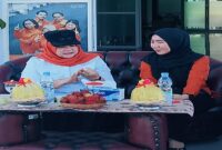 Kepala Badan Pusat Statistik (BPS) Kabupaten Tojo Una-Una, Elvhira Rosiana Tirayoh, SST., M.Stat., berbincang dengan Wakil Bupati Tojo Una-Una, Surya Lapasiri, usai Apel Siaga Sensus Ekonomi 2026 di halaman Kantor BPS Kabupaten Tojo Una-Una, Kamis (18/6/2026). (Foto:Budi Dako)
