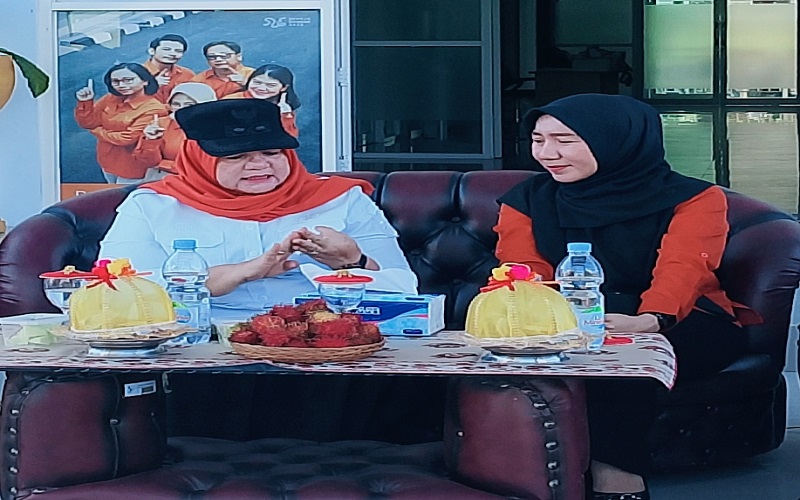 Kepala Badan Pusat Statistik (BPS) Kabupaten Tojo Una-Una, Elvhira Rosiana Tirayoh, SST., M.Stat., berbincang dengan Wakil Bupati Tojo Una-Una, Surya Lapasiri, usai Apel Siaga Sensus Ekonomi 2026 di halaman Kantor BPS Kabupaten Tojo Una-Una, Kamis (18/6/2026). (Foto:Budi Dako)
