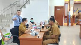 Pimpinan Bank Sulteng Cabang Ampana, Fikri Adam, S.Sos., M.M., memantau pelaksanaan pemeriksaan kesehatan gratis bagi nasabah di Kabupaten Tojo Una-Una, Selasa (2/6/2026).