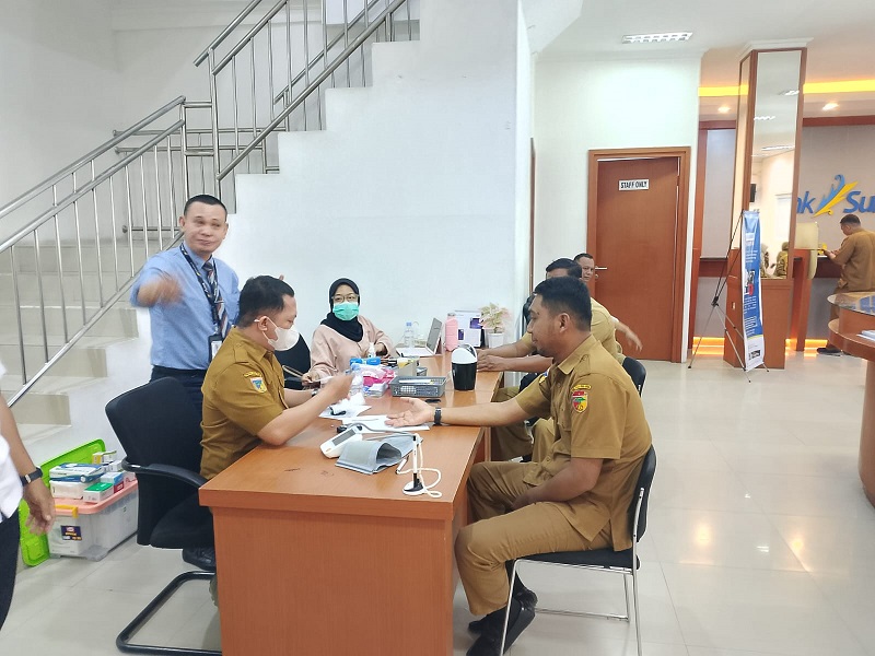 Pimpinan Bank Sulteng Cabang Ampana, Fikri Adam, S.Sos., M.M., memantau pelaksanaan pemeriksaan kesehatan gratis bagi nasabah di Kabupaten Tojo Una-Una, Selasa (2/6/2026).