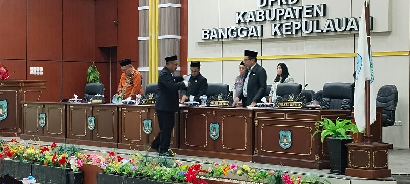 Dewan Perwakilan Rakyat Daerah (DPRD) Kabupaten Banggai Kepulauan menggelar Rapat Paripurna dengan agenda Penyampaian Keterangan Bupati atas Rancangan Peraturan Daerah (Ranperda) tentang Pertanggungjawaban Pelaksanaan APBD Tahun Anggaran 2025, bertempat di Ruang Sidang Paripurna DPRD Kabupaten Banggai Kepulauan, Kamis (25/6/2026).
