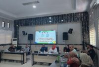 Wakil Bupati Tojo Una-Una Surya Lapasiri berbincang dengan Kepala BPS Tojo Una-Una Elvhira Rosiana Tirayoh dan Kepala Bapperida Muhamad Arsyad usai rapat koordinasi pemutakhiran Data Tunggal Sosial Ekonomi Nasional (DTSEN) di Kantor Bupati Tojo Una-Una, Kamis (18/6/2026).