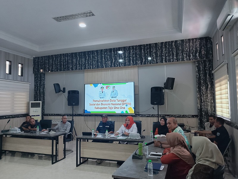 Wakil Bupati Tojo Una-Una Surya Lapasiri berbincang dengan Kepala BPS Tojo Una-Una Elvhira Rosiana Tirayoh dan Kepala Bapperida Muhamad Arsyad usai rapat koordinasi pemutakhiran Data Tunggal Sosial Ekonomi Nasional (DTSEN) di Kantor Bupati Tojo Una-Una, Kamis (18/6/2026).
