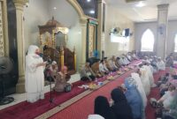 Wabup Tojo Una-Una, Surya Lapasiri, menyambut kepulangan 57 jemaah haji asal Tojo Una-Una di Masjid Tsamaratul Ukhuwa, Kelurahan Muara Toba, Kecamatan Ratolindo, Senin (22/6/2026). (Foto: Budi Dako)