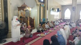 Wabup Tojo Una-Una, Surya Lapasiri, menyambut kepulangan 57 jemaah haji asal Tojo Una-Una di Masjid Tsamaratul Ukhuwa, Kelurahan Muara Toba, Kecamatan Ratolindo, Senin (22/6/2026). (Foto: Budi Dako)