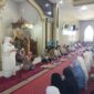 Wabup Tojo Una-Una, Surya Lapasiri, menyambut kepulangan 57 jemaah haji asal Tojo Una-Una di Masjid Tsamaratul Ukhuwa, Kelurahan Muara Toba, Kecamatan Ratolindo, Senin (22/6/2026). (Foto: Budi Dako)