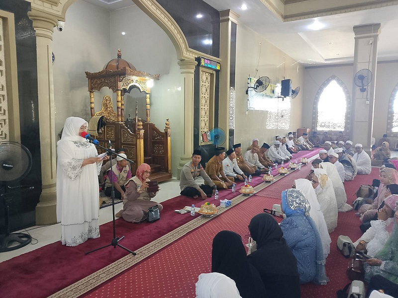 Wabup Tojo Una-Una, Surya Lapasiri, menyambut kepulangan 57 jemaah haji asal Tojo Una-Una di Masjid Tsamaratul Ukhuwa, Kelurahan Muara Toba, Kecamatan Ratolindo, Senin (22/6/2026). (Foto: Budi Dako)