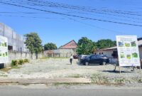 Pemimpin Bank Sulteng Cabang Ampana, Fikri Adam, merespons aspirasi masyarakat terkait belum tersedianya kanopi di area parkir kantor. (ist)