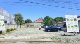 Pemimpin Bank Sulteng Cabang Ampana, Fikri Adam, merespons aspirasi masyarakat terkait belum tersedianya kanopi di area parkir kantor. (ist)