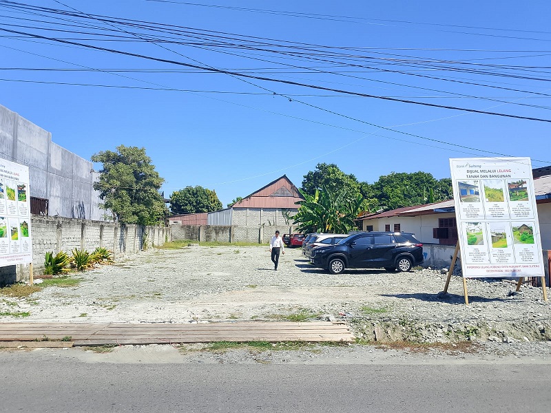 Pemimpin Bank Sulteng Cabang Ampana, Fikri Adam, merespons aspirasi masyarakat terkait belum tersedianya kanopi di area parkir kantor. (ist)