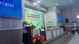
Wakil Bupati Tojo Una-Una Surya membuka Rapat Kerja Pendidikan Tahun 2026 yang diikuti para kepala sekolah dan ratusan guru se-Kecamatan Ratolindo, Rabu (10/6/2026). (Foto: Budi Dako)