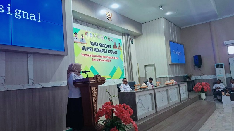 
Wakil Bupati Tojo Una-Una Surya membuka Rapat Kerja Pendidikan Tahun 2026 yang diikuti para kepala sekolah dan ratusan guru se-Kecamatan Ratolindo, Rabu (10/6/2026). (Foto: Budi Dako)
