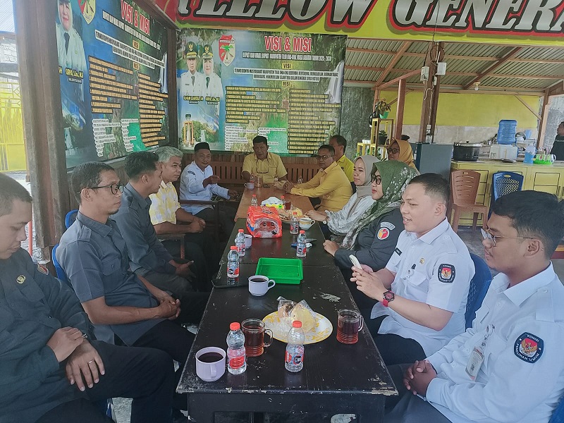 Pengurus DPD II Partai Golkar Tojo Una-Una menerima kunjungan kerja KPU dan Bawaslu Kabupaten Tojo Una-Una di Pendopo Taliku Banua Abdan Lasawedi, Kelurahan Uemalingku, Senin (22/6/2026).