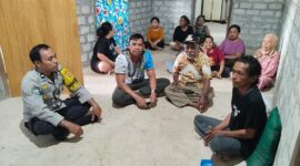 Kapolsek Ulubongka  IPTU Muhanjir Wonti duduk mengenakan kaos bersama pemdes untuk memastikan kondisi Arsad Kulawi usai ditemukan selamat   di Desa Bonevoto, Sabtu (6/6/2026).