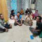 Kapolsek Ulubongka  IPTU Muhanjir Wonti duduk mengenakan kaos bersama pemdes untuk memastikan kondisi Arsad Kulawi usai ditemukan selamat   di Desa Bonevoto, Sabtu (6/6/2026).