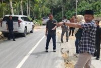 Ketua DPRD Banggai Kepulauan, Arkam Supu, S.Th.I., M.H., melakukan pemantauan langsung ke lokasi pembangunan SPBU Desa Patukuki, Kecamatan Peling Tengah, Kamis (4/6/2026). 