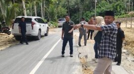 Ketua DPRD Banggai Kepulauan, Arkam Supu, S.Th.I., M.H., melakukan pemantauan langsung ke lokasi pembangunan SPBU Desa Patukuki, Kecamatan Peling Tengah, Kamis (4/6/2026). 