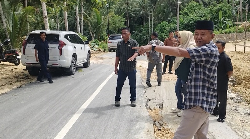 Ketua DPRD Banggai Kepulauan, Arkam Supu, S.Th.I., M.H., melakukan pemantauan langsung ke lokasi pembangunan SPBU Desa Patukuki, Kecamatan Peling Tengah, Kamis (4/6/2026). 