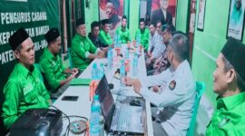 Ketua DPC PKB Tojo Una-Una, Asrun P. Taurenta, S.Ag., M.A.P., bersama pengurus partai berfoto bersama jajaran KPU, usai kegiatan verifikasi dan pemutakhiran data partai politik berkelanjutan di Kantor DPC PKB Touna, Senin (22/6/2026). (Foto: Istimewa)