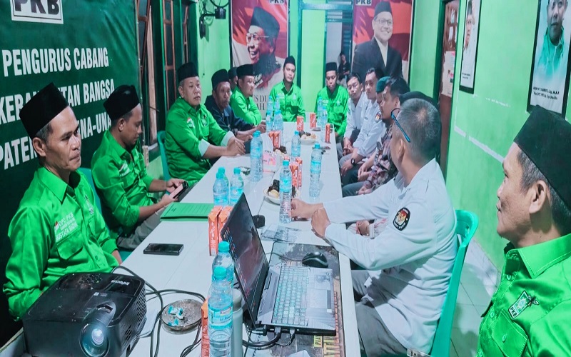 Ketua DPC PKB Tojo Una-Una, Asrun P. Taurenta, S.Ag., M.A.P., bersama pengurus partai berfoto bersama jajaran KPU, usai kegiatan verifikasi dan pemutakhiran data partai politik berkelanjutan di Kantor DPC PKB Touna, Senin (22/6/2026). (Foto: Istimewa)