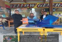 Korban pohon tumbang di Kelurahan Malotong, Ina Kalila, menerima bantuan dari Pemerintah Kabupaten Tojo Una-Una yang diserahkan oleh Kepala BPBD Sigit Labolong, didampingi Lurah Malotong Mustakim Ramung, Rabu (24/6/2026), di Posko Bantuan BPBD. 