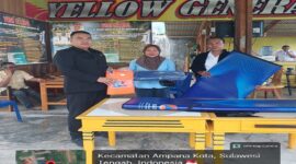Korban pohon tumbang di Kelurahan Malotong, Ina Kalila, menerima bantuan dari Pemerintah Kabupaten Tojo Una-Una yang diserahkan oleh Kepala BPBD Sigit Labolong, didampingi Lurah Malotong Mustakim Ramung, Rabu (24/6/2026), di Posko Bantuan BPBD. 
