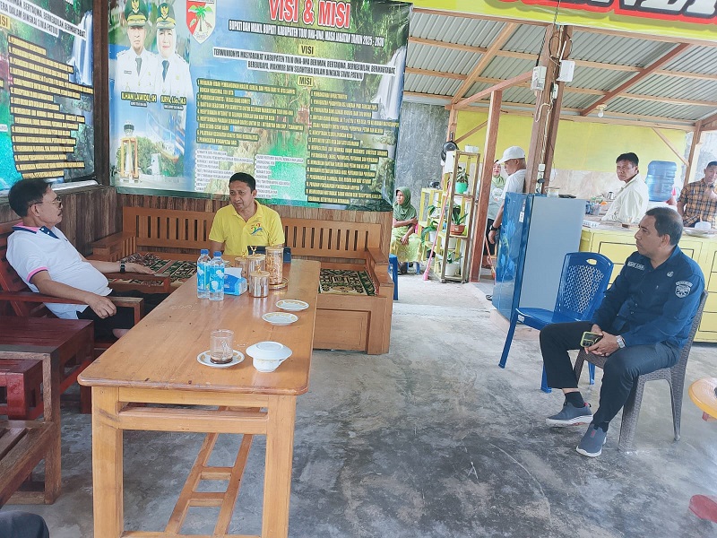 Yus Mangun bersama Bupati  Ilham Lawidu, dan Albar Amir berfoto usai pertemuan yang membahas dukungan pemerintah pusat dalam membantu daerah memenuhi kebutuhan anggaran PPPK. (Foto: Budi)