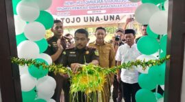 Kajati Sulawesi Tengah Zullikar Tanjung, S.H., M.H., menggunting pita saat meresmikan Gedung PTSP Kejaksaan Negeri Tojo Una-Una, Selasa (9/6/2026).