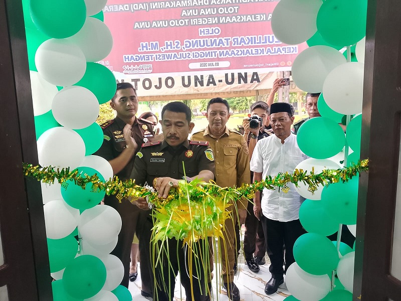 Kajati Sulawesi Tengah Zullikar Tanjung, S.H., M.H., menggunting pita saat meresmikan Gedung PTSP Kejaksaan Negeri Tojo Una-Una, Selasa (9/6/2026).
