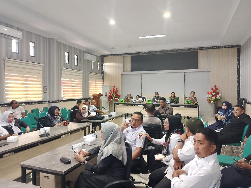 Sekretaris Daerah, Alfian Matajeng, didampingi Wakapolres Tojo Una-Una Kompol Junus Djoni Achpah dan Pabung Kodim 1307/Poso di Ampana Mayor Kingking memimpin rapat koordinasi persiapan HUT ke-81 RI di ruang rapat Kantor Bupati Tojo Una-Una, Rabu (24/6/2026).
