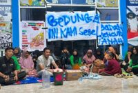 Bupati Tojo Una-Una, Ilham Lawidu, berdialog langsung dengan massa aksi yang tergabung dalam Forum Aspirasi Masyarakat Tani Desa Tojo Menggugat di halaman Kantor ATR/BPN Kabupaten Tojo Una-Una, Senin (29/6/2026) malam.

