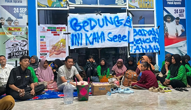 Bupati Tojo Una-Una, Ilham Lawidu, berdialog langsung dengan massa aksi yang tergabung dalam Forum Aspirasi Masyarakat Tani Desa Tojo Menggugat di halaman Kantor ATR/BPN Kabupaten Tojo Una-Una, Senin (29/6/2026) malam.

