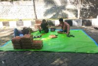 Penjualan telur ayam ras seharga Rp43 ribu per rak menjadi salah satu daya tarik utama pada pasar murah yang digelar Polres Tojo Una-Una dalam rangka menyambut Hari Bhayangkara ke-80 di Taman Jembatan Hayal (JH) Ampana, Minggu (21/6/2026).