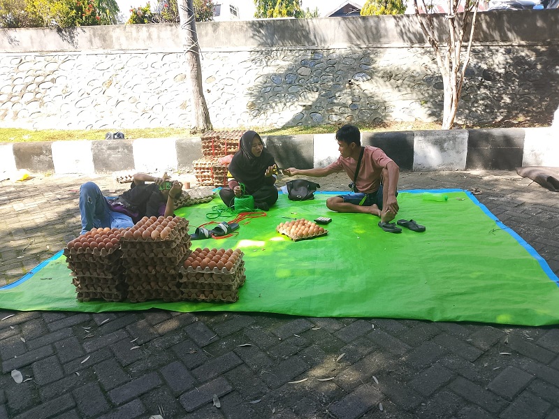 Penjualan telur ayam ras seharga Rp43 ribu per rak menjadi salah satu daya tarik utama pada pasar murah yang digelar Polres Tojo Una-Una dalam rangka menyambut Hari Bhayangkara ke-80 di Taman Jembatan Hayal (JH) Ampana, Minggu (21/6/2026).