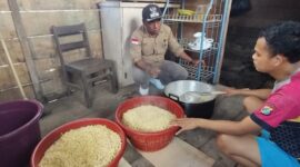 Bripda Refly Herdian, anggota Polsek Liang, Polres Banggai Kepulauan, memanfaatkan waktu senggangnya untuk memproduksi dan menjual tempe, di Desa Liang, Jumat (4/6/2026).