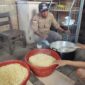Bripda Refly Herdian, anggota Polsek Liang, Polres Banggai Kepulauan, memanfaatkan waktu senggangnya untuk memproduksi dan menjual tempe, di Desa Liang, Jumat (4/6/2026).