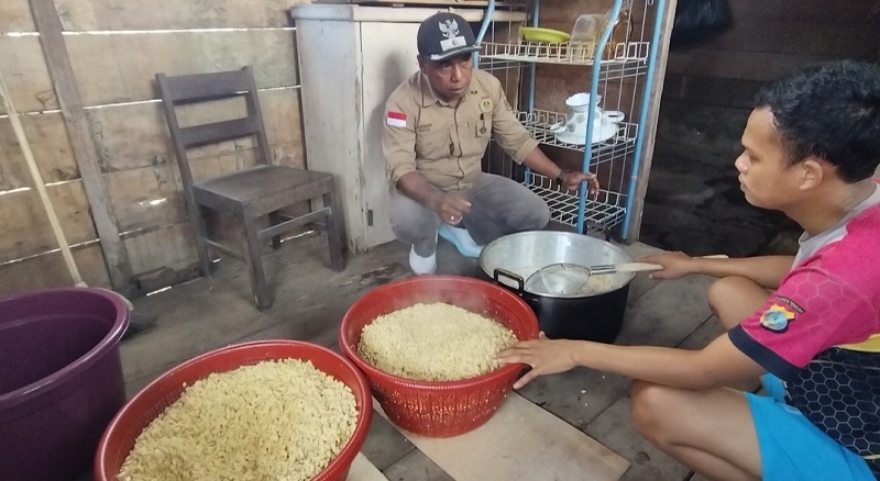 Bripda Refly Herdian, anggota Polsek Liang, Polres Banggai Kepulauan, memanfaatkan waktu senggangnya untuk memproduksi dan menjual tempe, di Desa Liang, Jumat (4/6/2026).