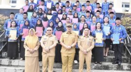Wakil Bupati Banggai Kepulauan, Serfi Kambey, menyerahkan 53 SK Kepala Sekolah Bangkep dalam apel gabungan perangkat daerah, Senin (8/6/2026).