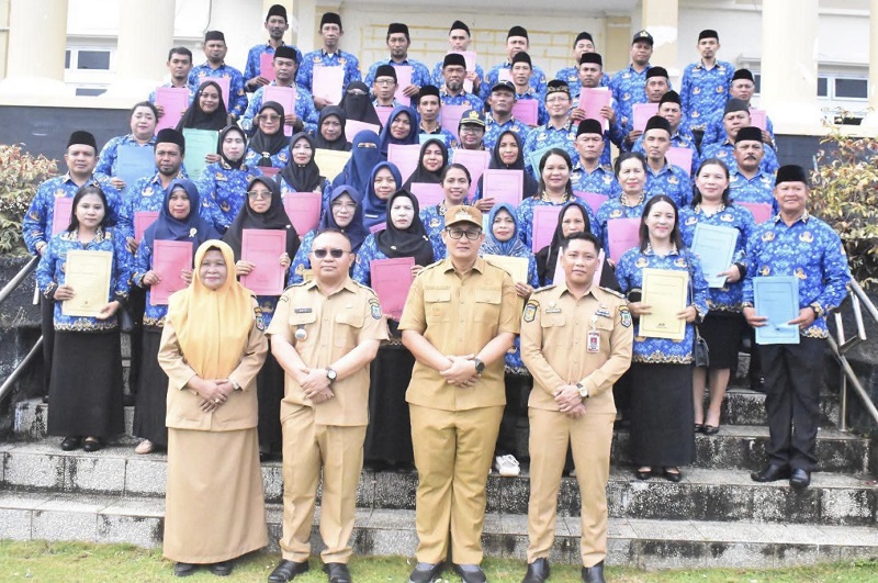 Wakil Bupati Banggai Kepulauan, Serfi Kambey, menyerahkan 53 SK Kepala Sekolah Bangkep dalam apel gabungan perangkat daerah, Senin (8/6/2026).