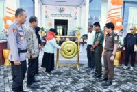 Wakil Bupati Tojo Una-Una, Surya Lapasiri saat memimpin apel siaga, Kamis (18/6/2026) di halaman Kantor BPS Touna.-budi dako