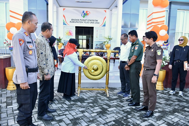 Wakil Bupati Tojo Una-Una, Surya Lapasiri saat memimpin apel siaga, Kamis (18/6/2026) di halaman Kantor BPS Touna.-budi dako