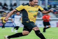 Bupati Tojo Una-Una, Ilham S. Lawidu, tampil penuh semangat saat mengikuti pertandingan sepak bola Berani Cup Gubernur Sulawesi Tengah 2026.

