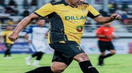 Bupati Tojo Una-Una, Ilham S. Lawidu, tampil penuh semangat saat mengikuti pertandingan sepak bola Berani Cup Gubernur Sulawesi Tengah 2026.
