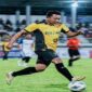 Bupati Tojo Una-Una, Ilham S. Lawidu, tampil penuh semangat saat mengikuti pertandingan sepak bola Berani Cup Gubernur Sulawesi Tengah 2026.
