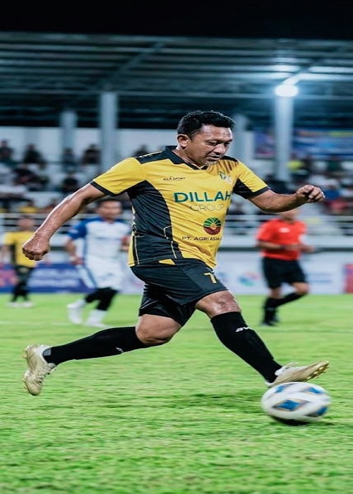 Bupati Tojo Una-Una, Ilham S. Lawidu, tampil penuh semangat saat mengikuti pertandingan sepak bola Berani Cup Gubernur Sulawesi Tengah 2026.
