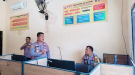 
Wakapolres  Kompol Junus Djoni Achpah, didampingi Kabag Ren AKP James Sapetu, melakukan pengecekan kesiapan Operator Call Center 110 Polres Tojo Una-Una.
